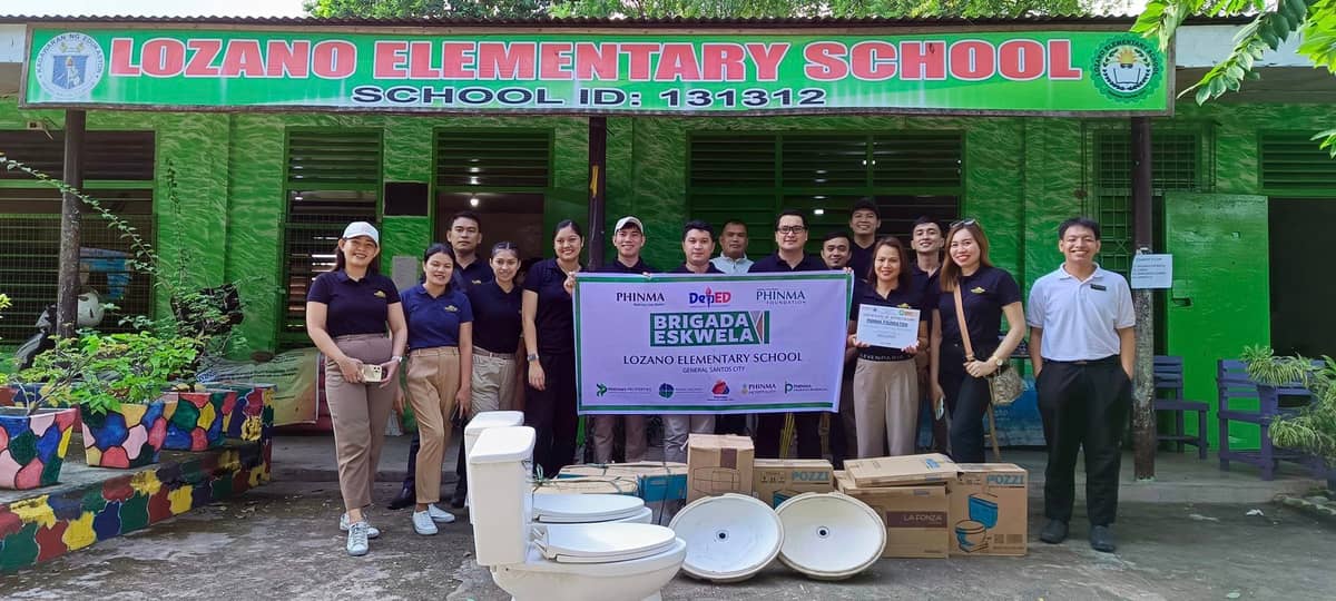 PHINMA and Phinma Foundation officials and volunteers at the Lozano Elementary School.
